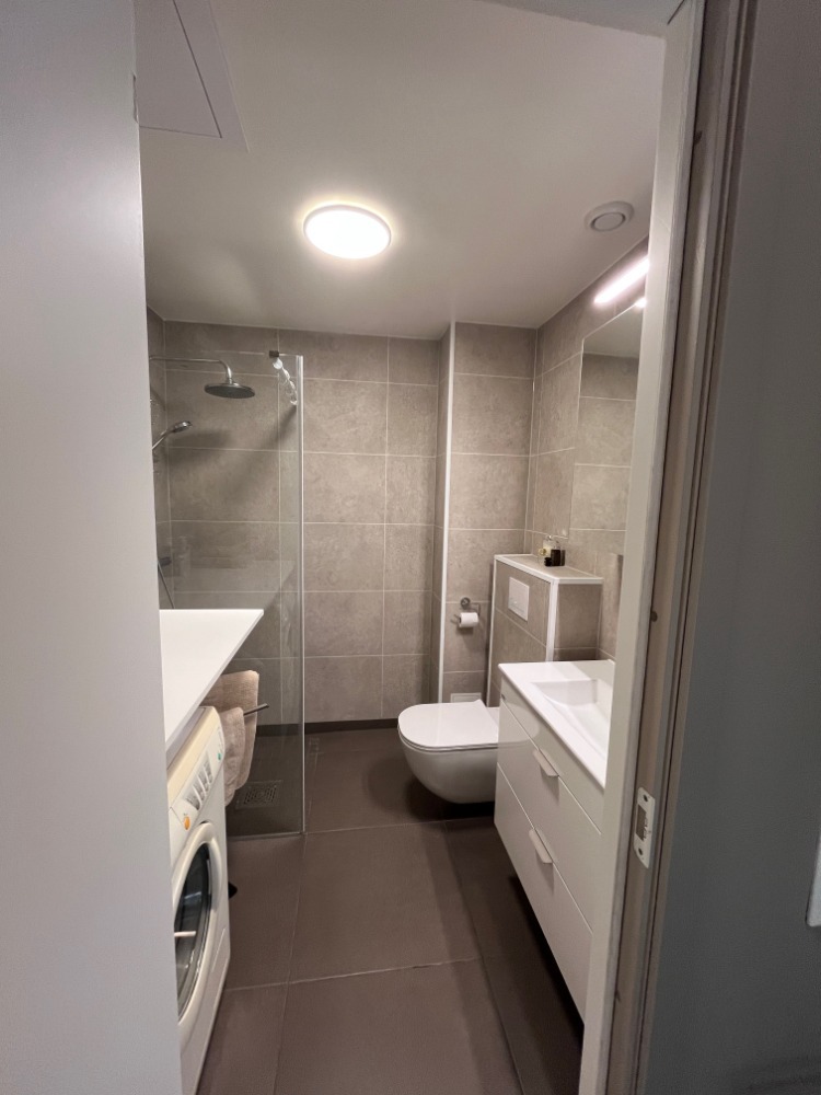 Badet med varmekabler og vaskemaskin m.m.